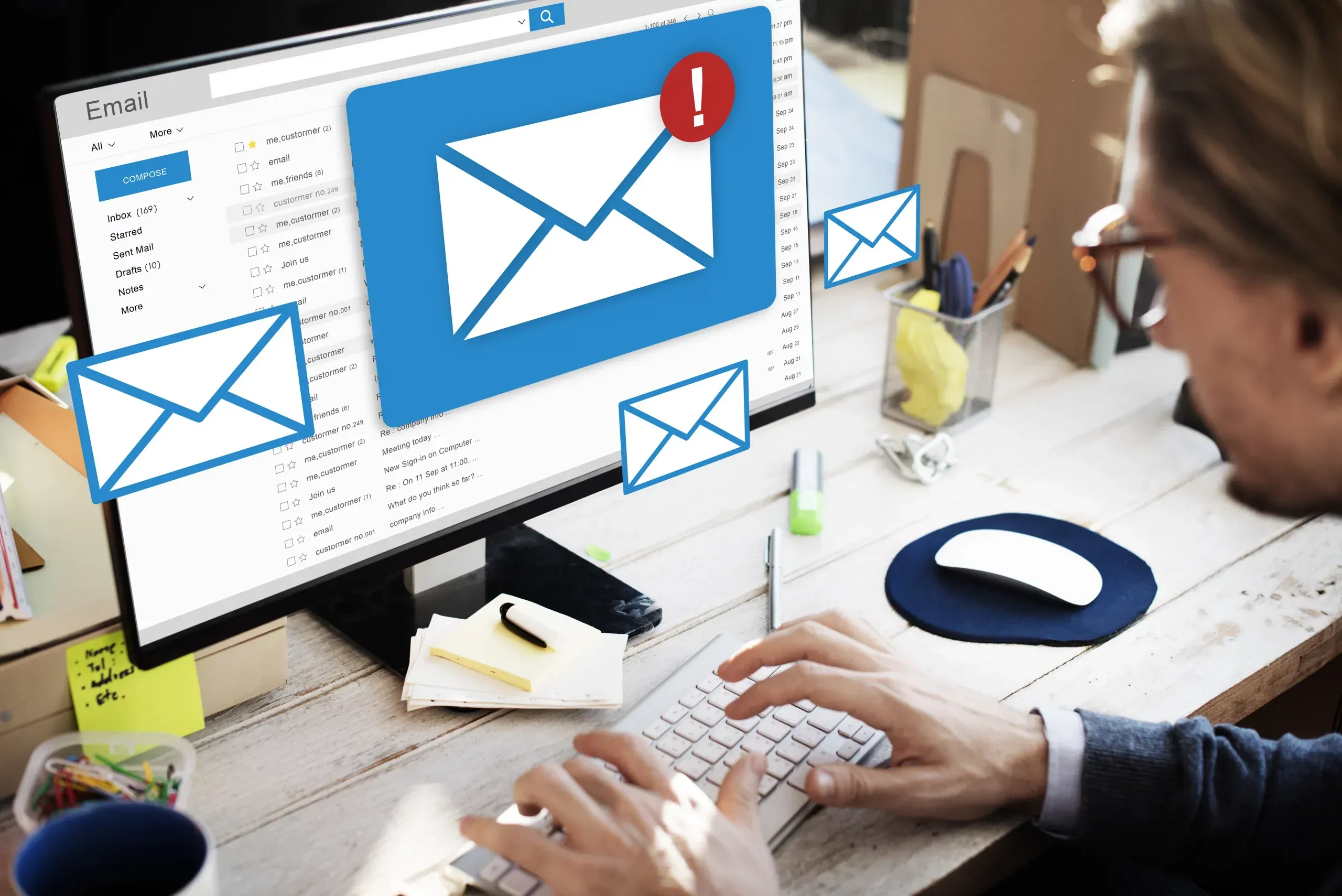 Persona revisando su bandeja de correo con iconos de sobres superpuestos en la pantalla