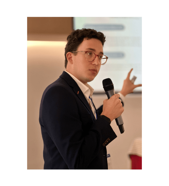Fernando Ortega Merino durante una charla sobre inteligencia artificial para empresas